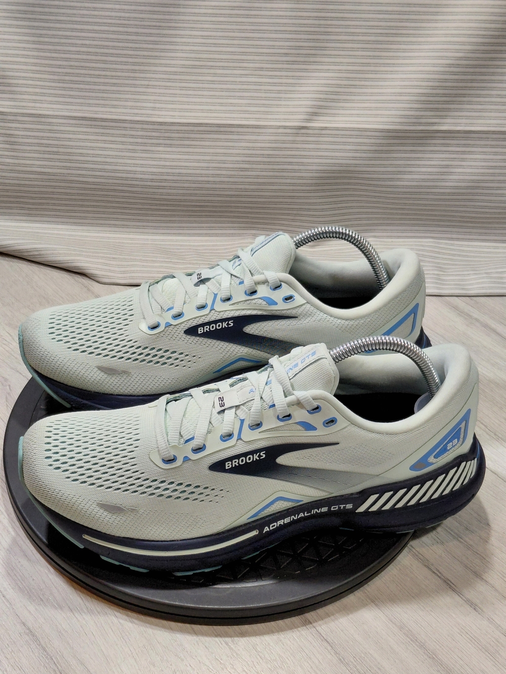 Brooks Womens Adrenaline GTS 23 Running Shoes - Mint Green Blue SIZE 11 MEDIUM